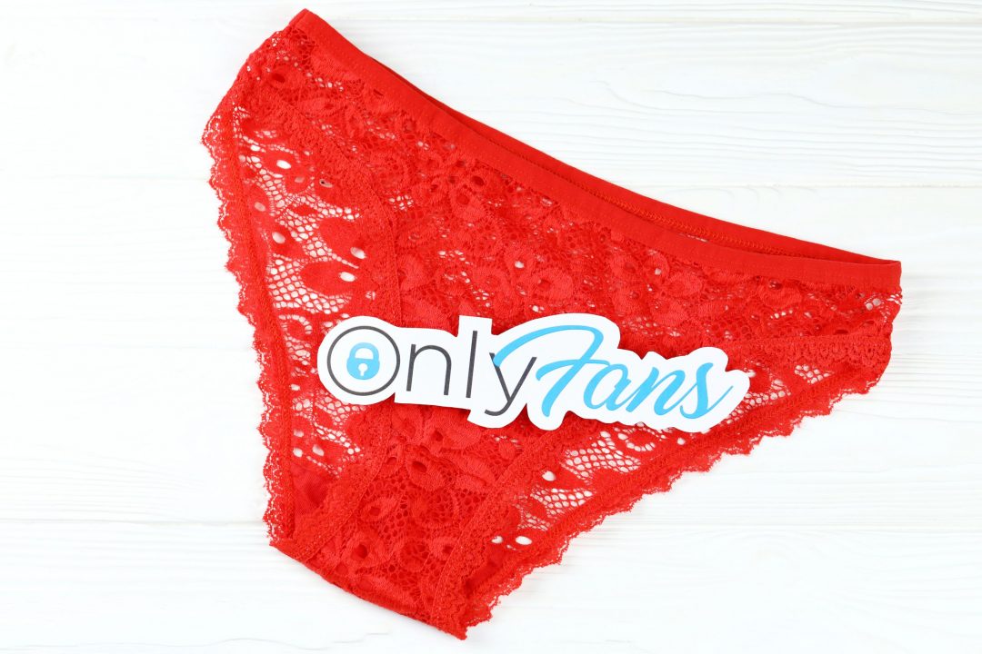 calcinha vermelha + logo OnlyFans destacado na imagem