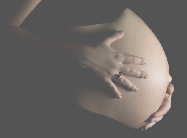 Imagem de uma barriga grávida, prestes a ser mãe