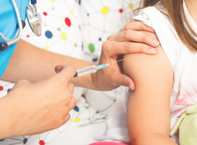 vacinação de crianças em pauta: imagem de um braço infantil sendo vacinado por uma enfermeira.